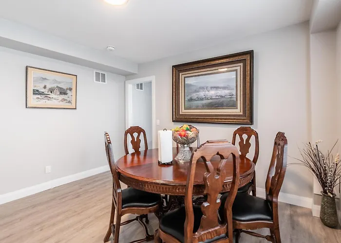 Beautiful Renovated Home 3 Mins Drive To Fall