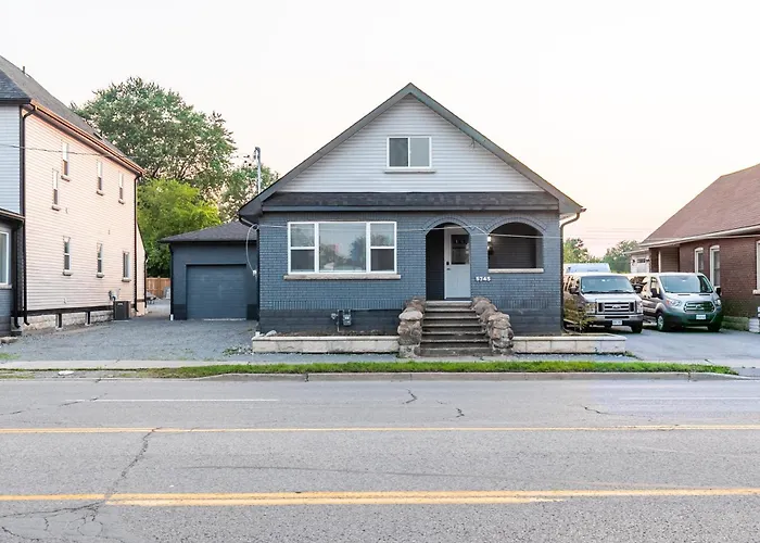 Beautiful Renovated Home 3 Mins Drive To Fall